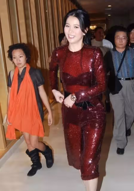 袁詠儀的時尚太難懂！穿的「嚴嚴實實」卻沒遮住啥，網贊：不僅不俗還挺美❤