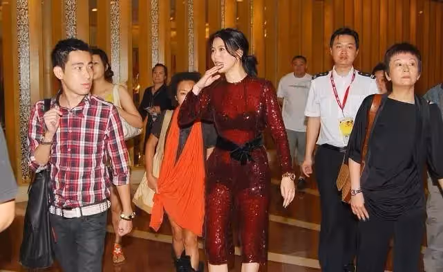 袁詠儀的時尚太難懂！穿的「嚴嚴實實」卻沒遮住啥，網贊：不僅不俗還挺美❤