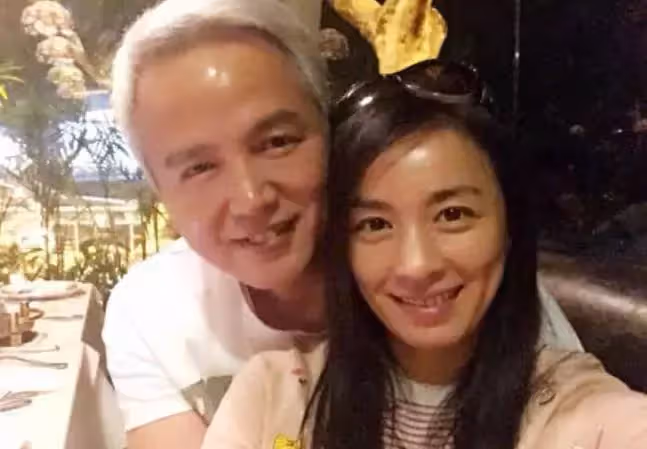 張庭豁出去鏡頭前卸妝，51歲驚人素顏曝光「直播一半落淚」：我也不容易