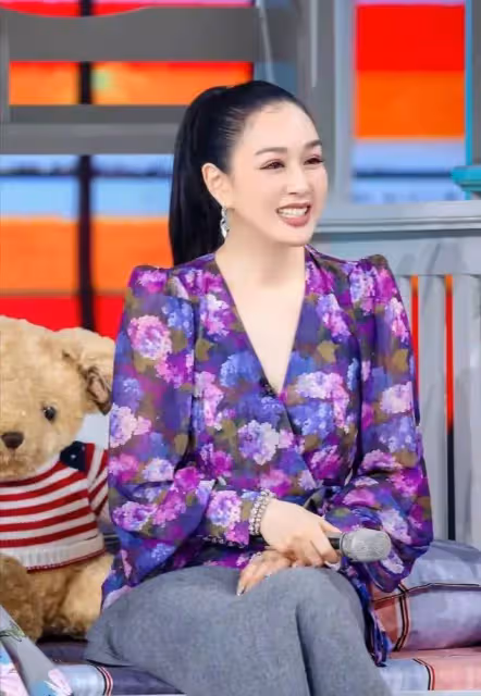 鐘麗緹首次帶二女兒錄節目,身高喜人「腿卻比媽媽粗」,面對鏡頭太靦腆,網友:腿型一言難盡