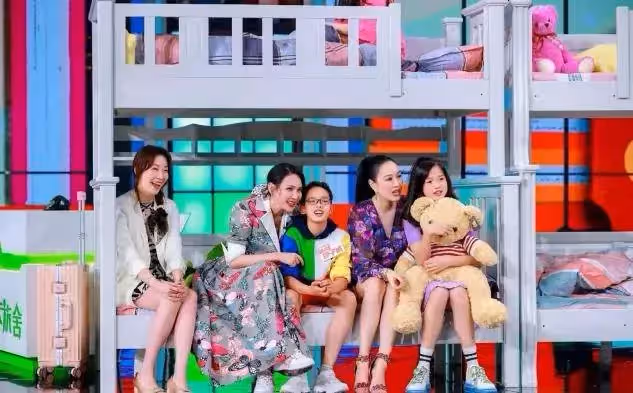 鐘麗緹首次帶二女兒錄節目,身高喜人「腿卻比媽媽粗」,面對鏡頭太靦腆,網友:腿型一言難盡