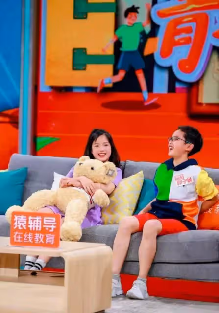 鐘麗緹首次帶二女兒錄節目,身高喜人「腿卻比媽媽粗」,面對鏡頭太靦腆,網友:腿型一言難盡
