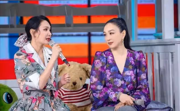 鐘麗緹首次帶二女兒錄節目,身高喜人「腿卻比媽媽粗」,面對鏡頭太靦腆,網友:腿型一言難盡