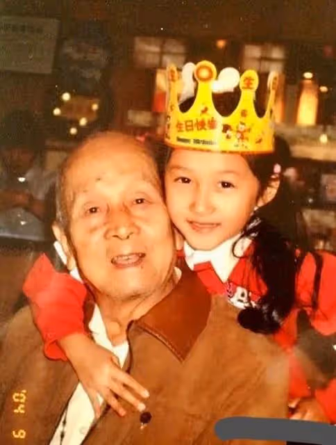 關曉彤卡點為鹿晗送生日祝福,相戀5年,曾因一句話暴露家庭背景