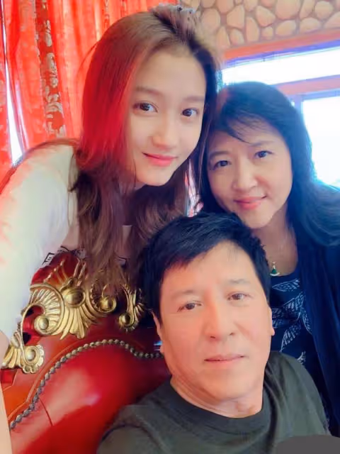 關曉彤卡點為鹿晗送生日祝福,相戀5年,曾因一句話暴露家庭背景