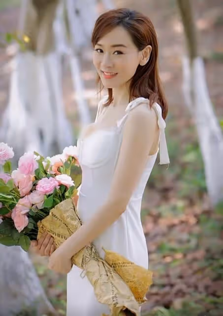 回眸一笑宛如少女　43歲楊思琦大曬完美身材