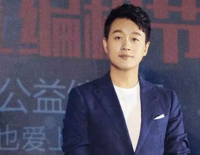 父倒下!農村小子窮苦出生「翻身成當紅明星」兼企業家 「大手筆買房送家人」與妻小住四合院:簡單就是幸福