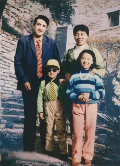 父倒下!農村小子窮苦出生「翻身成當紅明星」兼企業家 「大手筆買房送家人」與妻小住四合院:簡單就是幸福