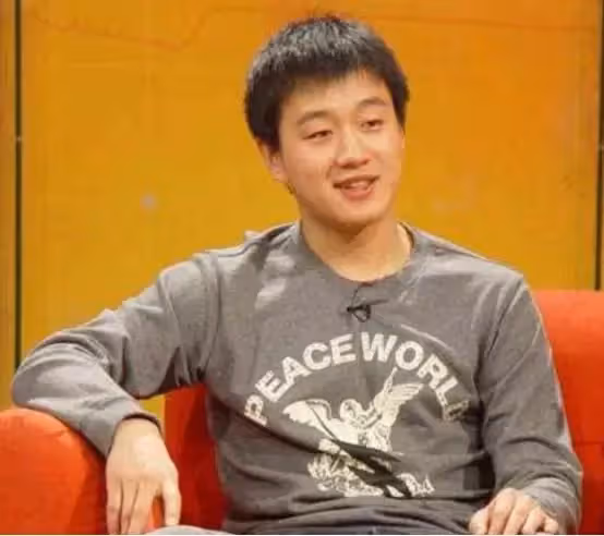 父倒下!農村小子窮苦出生「翻身成當紅明星」兼企業家 「大手筆買房送家人」與妻小住四合院:簡單就是幸福
