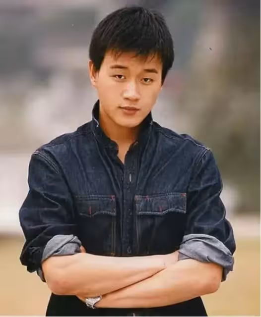 父倒下!農村小子窮苦出生「翻身成當紅明星」兼企業家 「大手筆買房送家人」與妻小住四合院:簡單就是幸福