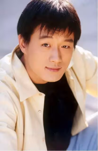 父倒下!農村小子窮苦出生「翻身成當紅明星」兼企業家 「大手筆買房送家人」與妻小住四合院:簡單就是幸福