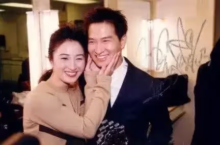 對妻做到絕對尊重！張家輝「被空姐求合照」親切答應　「往下一看小細節」懂得避嫌：愛家好男人