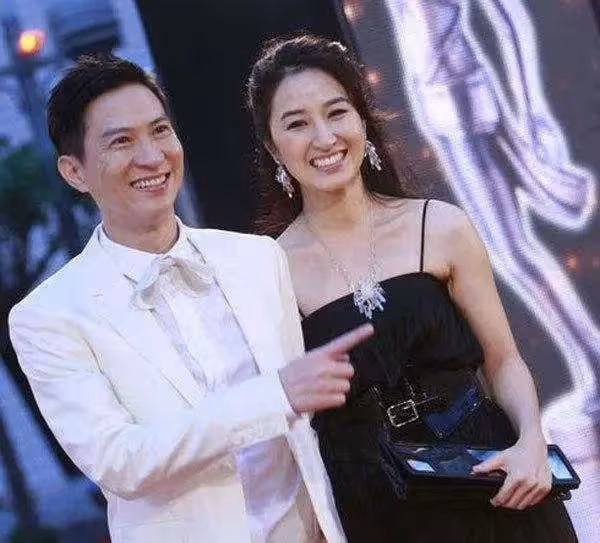 對妻做到絕對尊重！張家輝「被空姐求合照」親切答應　「往下一看小細節」懂得避嫌：愛家好男人