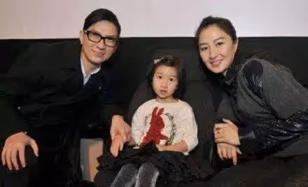對妻做到絕對尊重!張家輝「被空姐求合照」親切答應 「往下一看小細節」懂得避嫌:愛家好男人