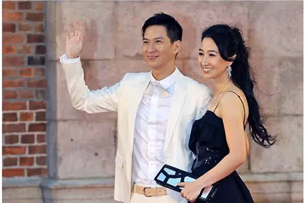 對妻做到絕對尊重!張家輝「被空姐求合照」親切答應 「往下一看小細節」懂得避嫌:愛家好男人