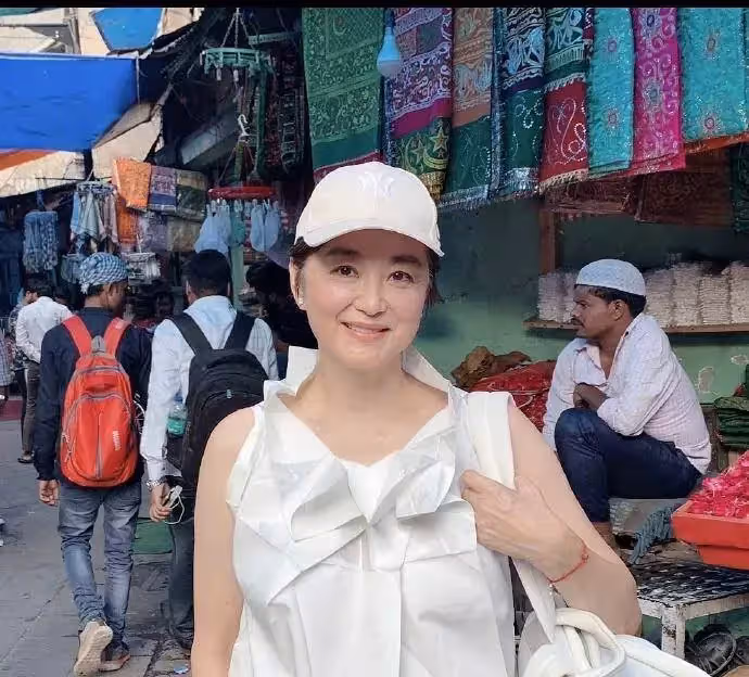 66歲林青霞曬美照,幹練短髮狀態很好,美人遲暮但美人還是美人