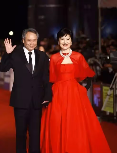 66歲林青霞曬美照,幹練短髮狀態很好,美人遲暮但美人還是美人