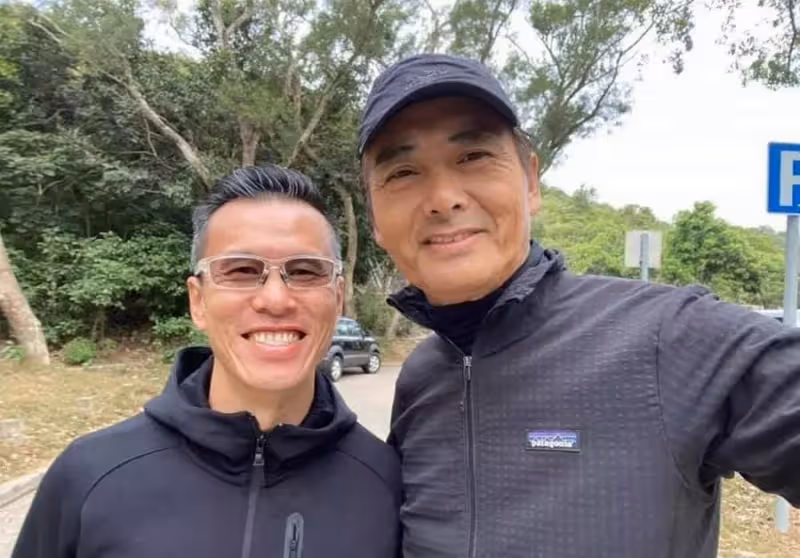 周潤發真會打扮,67歲穿西裝領帶梳大背頭,古稀之年被授博士太帥