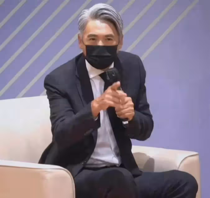 周潤發真會打扮,67歲穿西裝領帶梳大背頭,古稀之年被授博士太帥