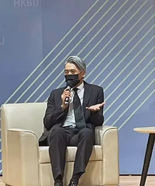 周潤發真會打扮,67歲穿西裝領帶梳大背頭,古稀之年被授博士太帥
