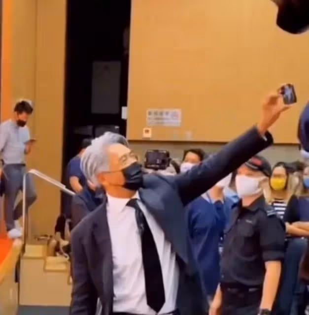 周潤發真會打扮,67歲穿西裝領帶梳大背頭,古稀之年被授博士太帥