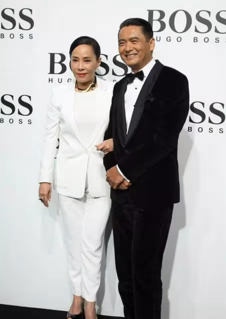 周潤發真會打扮,67歲穿西裝領帶梳大背頭,古稀之年被授博士太帥