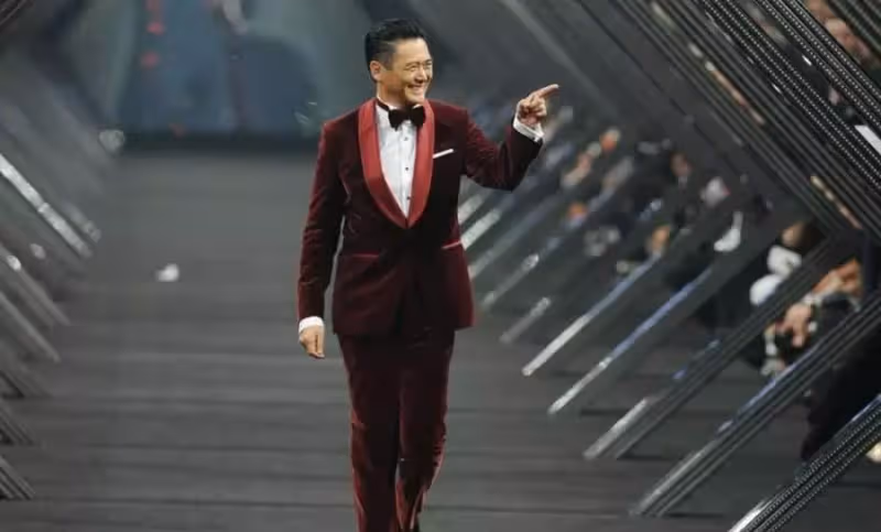 周潤發真會打扮,67歲穿西裝領帶梳大背頭,古稀之年被授博士太帥