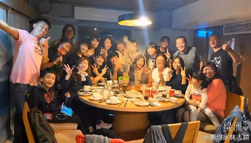47歲林志穎和老同學聚餐,看臉就像兩代人,花大錢保養娃娃臉