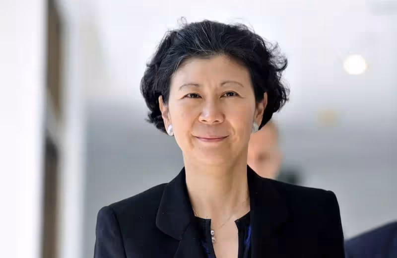 李嘉誠攜周凱旋現身白雲山,兩人十指緊扣踏青,相識29年默契十足
