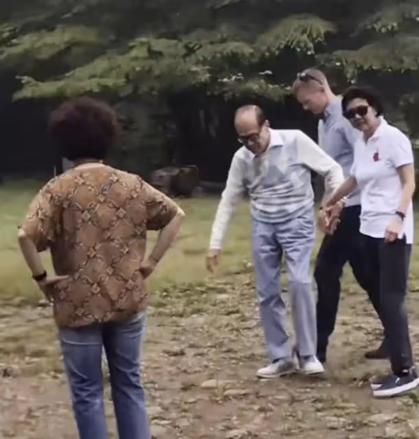 李嘉誠攜周凱旋現身白雲山,兩人十指緊扣踏青,相識29年默契十足