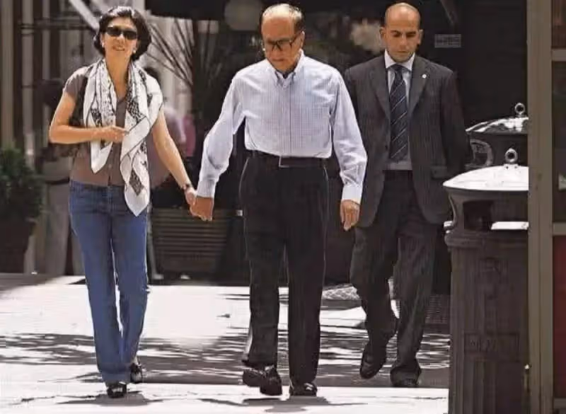 李嘉誠攜周凱旋現身白雲山,兩人十指緊扣踏青,相識29年默契十足