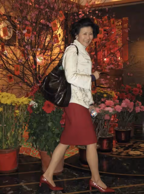 李嘉誠攜周凱旋現身白雲山,兩人十指緊扣踏青,相識29年默契十足