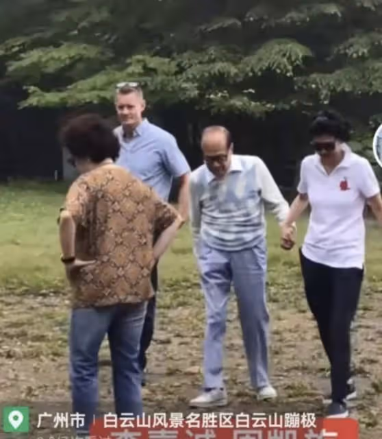 李嘉誠攜周凱旋現身白雲山,兩人十指緊扣踏青,相識29年默契十足