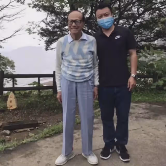 李嘉誠攜周凱旋現身白雲山,兩人十指緊扣踏青,相識29年默契十足
