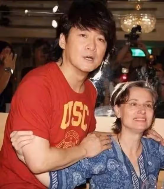 周華健混血兒子近照曝光,濃眉大眼像媽媽,看上去比周華健要老成