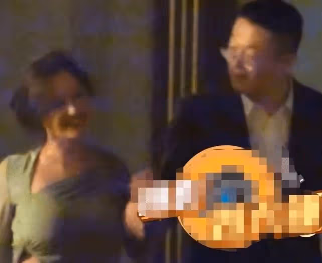 姚笛與神秘男酒吧約會，現場吞雲吐霧傾訴苦水，凌晨三點同回公寓