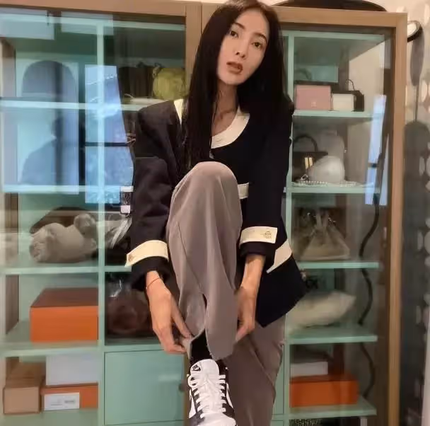 曹格妻子秀「精緻馬甲線」!生病初愈皮膚狀態好,家中「名牌包包」擺一牆十分搶鏡,網友:一個櫃子是大多數女生的夢想