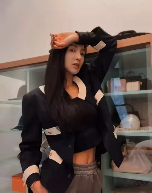 曹格妻子秀「精緻馬甲線」!生病初愈皮膚狀態好,家中「名牌包包」擺一牆十分搶鏡,網友:一個櫃子是大多數女生的夢想
