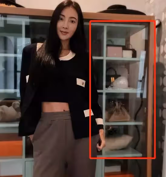 曹格妻子秀「精緻馬甲線」!生病初愈皮膚狀態好,家中「名牌包包」擺一牆十分搶鏡,網友:一個櫃子是大多數女生的夢想