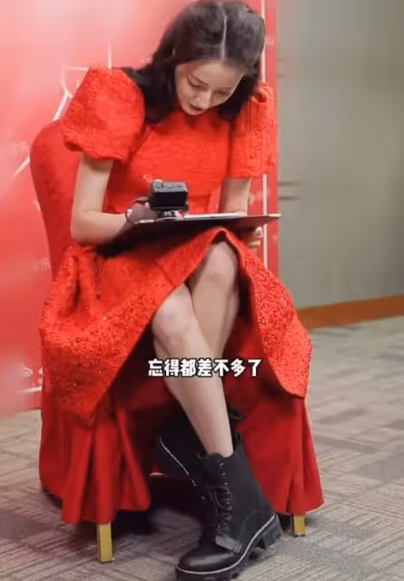 熱巴「公主坐」被熱議，腿部肌肉線條好明顯，才知道芭蕾腿有多美
