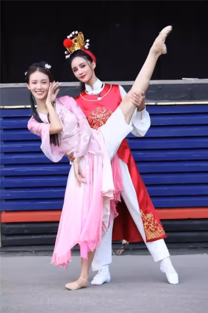 熱巴「公主坐」被熱議，腿部肌肉線條好明顯，才知道芭蕾腿有多美