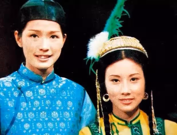 昔TVB花旦黃淑儀，舊照曝光「驚為天人」一婚被「當傭人使喚8年」再嫁醫生獲幸福，今70歲「圓潤富態」幸福滿面