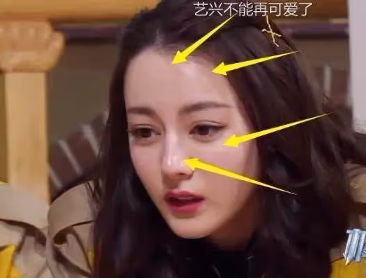 熱巴汗蒸房裡吃火鍋熱到「脫妝」,無意間暴露素顏,哪像29歲的人