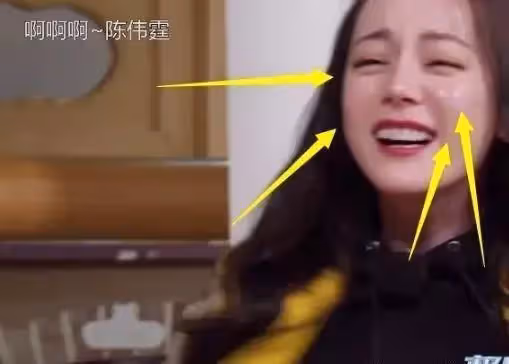 熱巴汗蒸房裡吃火鍋熱到「脫妝」,無意間暴露素顏,哪像29歲的人