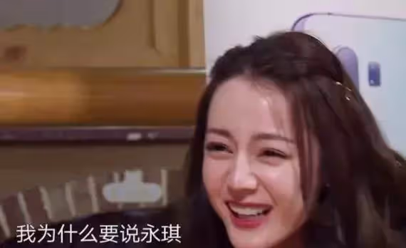 熱巴汗蒸房裡吃火鍋熱到「脫妝」,無意間暴露素顏,哪像29歲的人