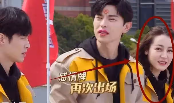 熱巴汗蒸房裡吃火鍋熱到「脫妝」，無意間暴露素顏，哪像29歲的人