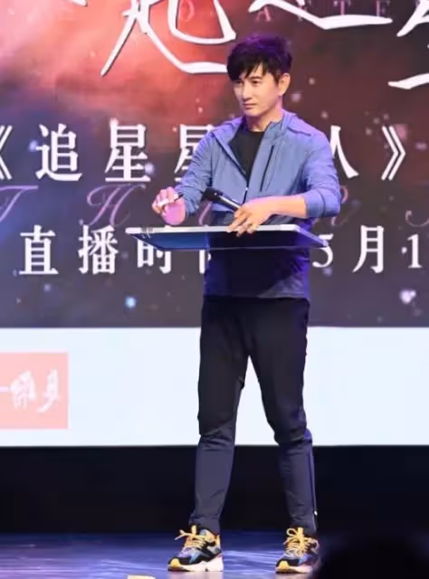 吳奇隆新綜藝臉部崩塌,滿臉皺紋面部僵硬,網友:怎麽越來越像成龍!