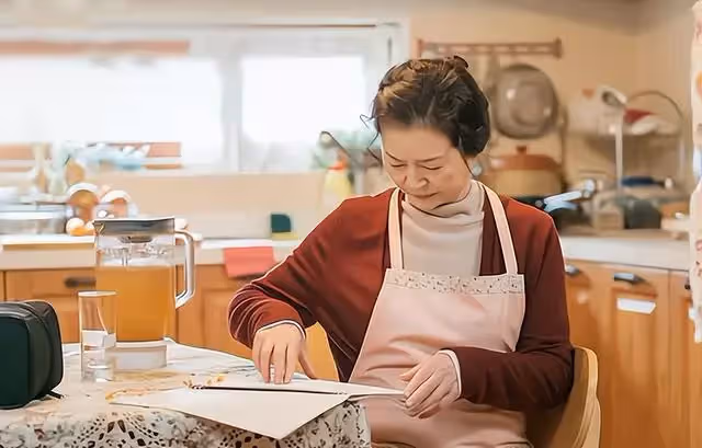 孩子出生後岳母來幫忙照顧，3個月後男人：還不如每月花1萬請保姆