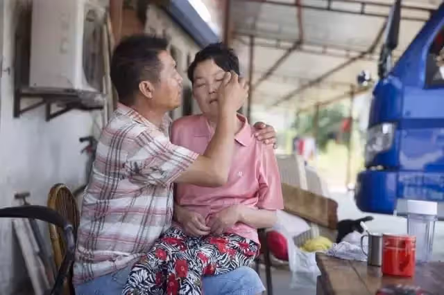 帶著老婆一起上班,50歲男人每天都要親吻她很多次,被酸「老夫老妻不害臊」知道真相後,全都哭紅眼