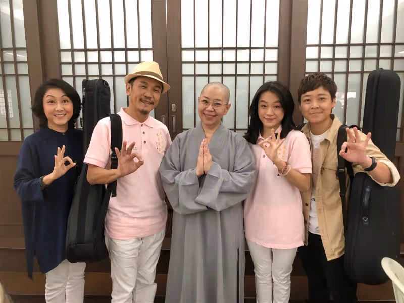 洞如法師號召眾星參與網上慈善演唱會　黃一飛全家出動獻聲